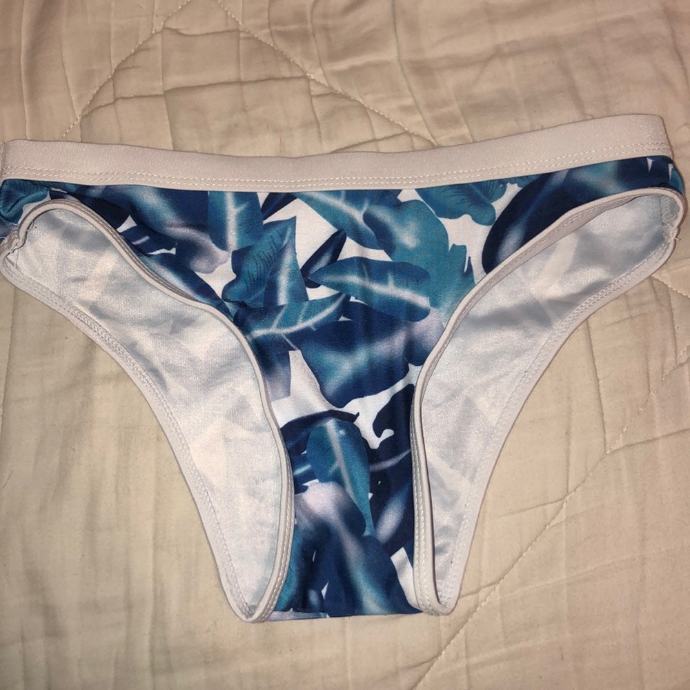 Bikini - Picture 4 of 5